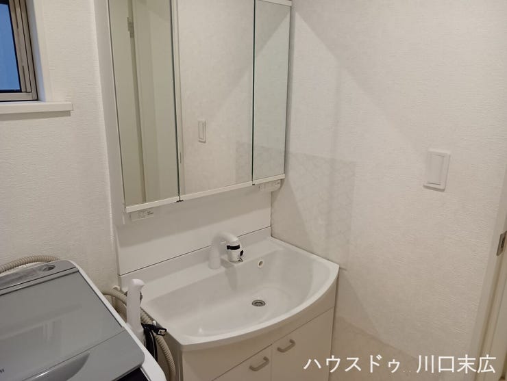 三面鏡裏や足元に豊富な収納スペースを確保した洗面化粧台。洗面ボウル周りをすっきりと保つことができ、慌ただしい朝の身支度もスムーズに行えます。