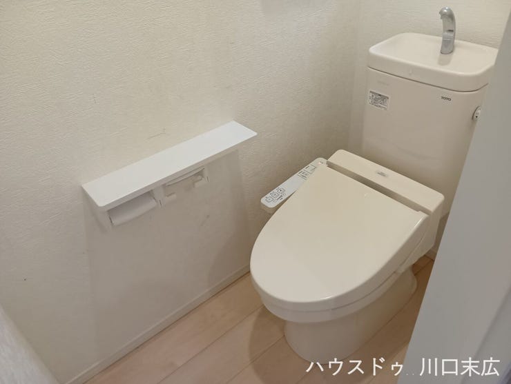 各階にトイレを配置することで、忙しい朝や来客時にもゆとりを持って対応できます。独立した棚にはペーパーなどのストックをすっきりと収納可能です。
