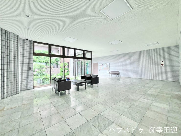 ■光が降り注ぐ中庭が見えるロビー■