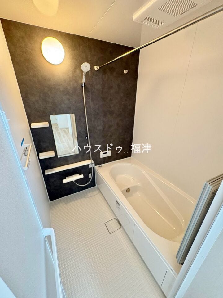 ゆとりある空間が1日の疲れを取ってくれるバスルーム。
空間も浴槽もゆったりのびのび使えます。
広く感じるゆとり設計で上質な癒し空間をお届け。
《古賀市今の庄1丁目 新築戸建》