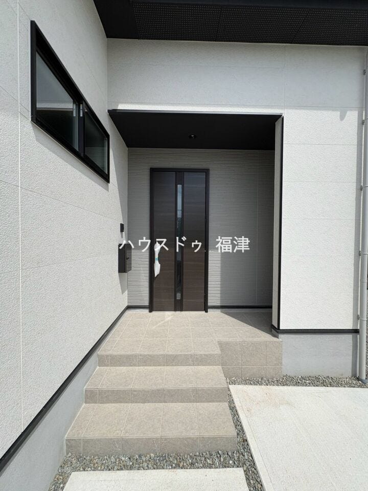 壁のある玄関ポーチです。雨風や日差しを遮り、
ベビーカーや自転車置き場、植物を飾る場所として使えます♪《古賀市今の庄1丁目 新築戸建》