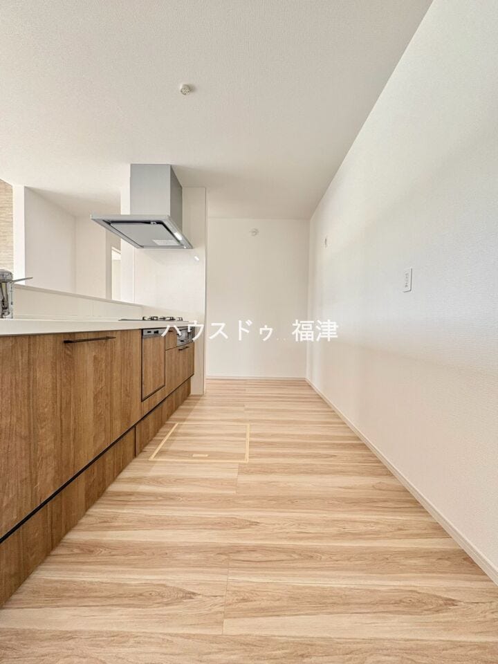 誰もが使いやすいデザインのキッチン♪
お料理をしている最中でも
リビングにいるご家族との会話を楽しめます。
《古賀市今の庄1丁目 新築戸建》