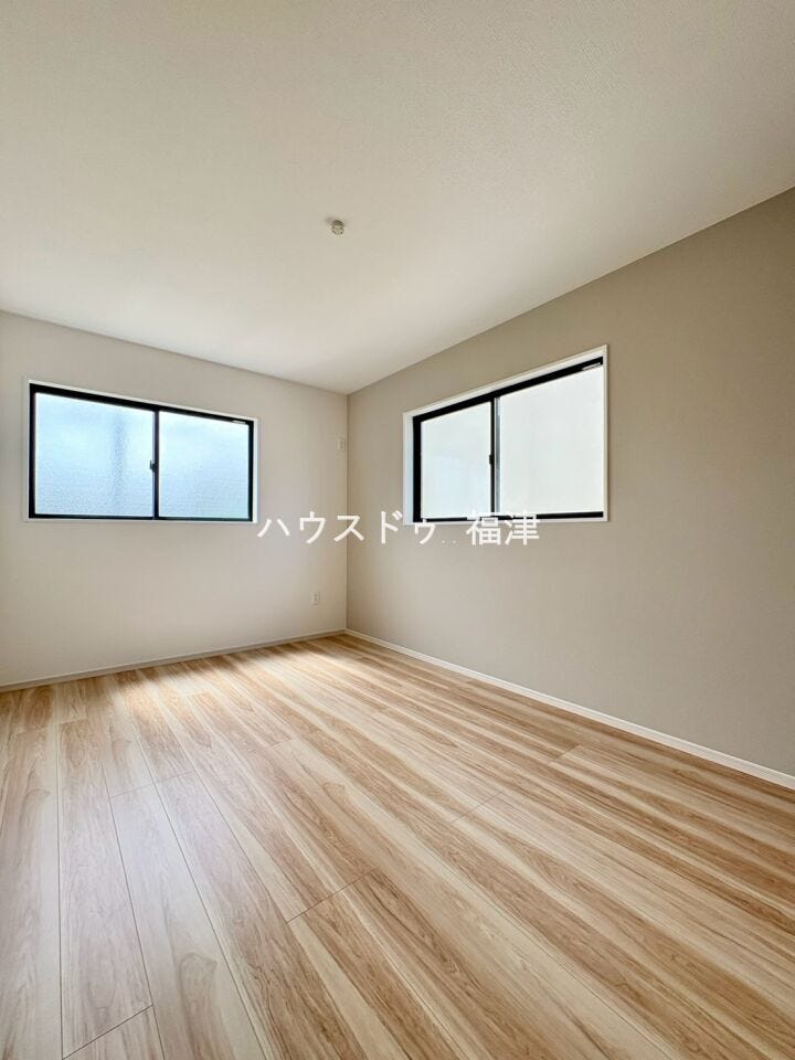 壁の一部だけアクセントクロスを採用し、
部屋全体の雰囲気を変えてくれます♪
《古賀市今の庄1丁目 新築戸建》
