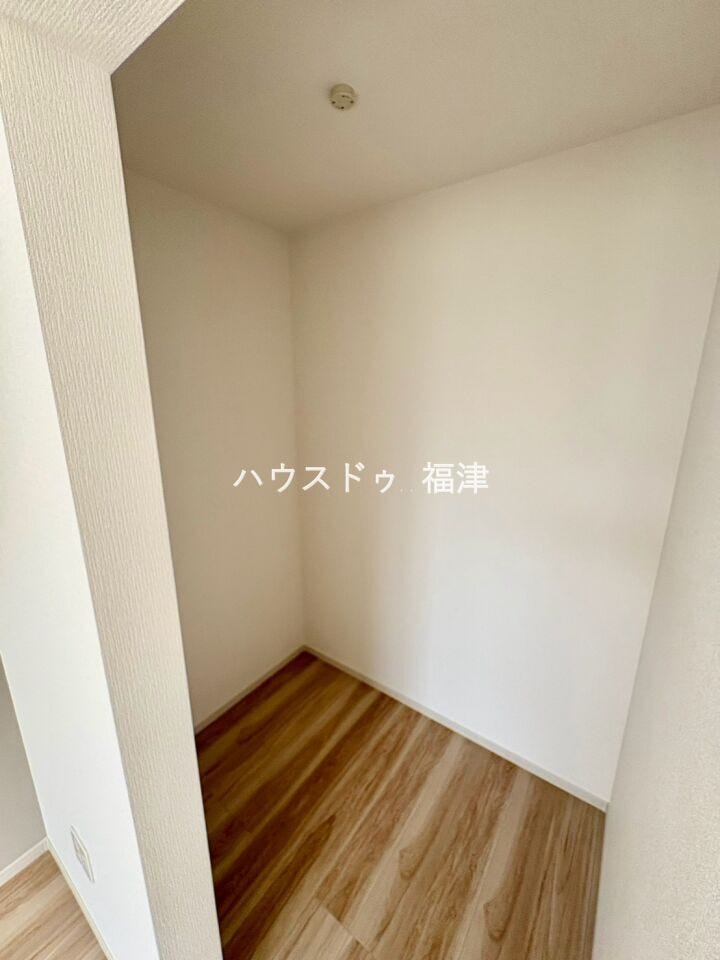 ウォークインクローゼットを完備。
お子様のアルバムや、趣味の道具・季節物の家電製品など、
お荷物が多い方でも安心のスペースです♪
《古賀市今の庄1丁目 新築戸建》