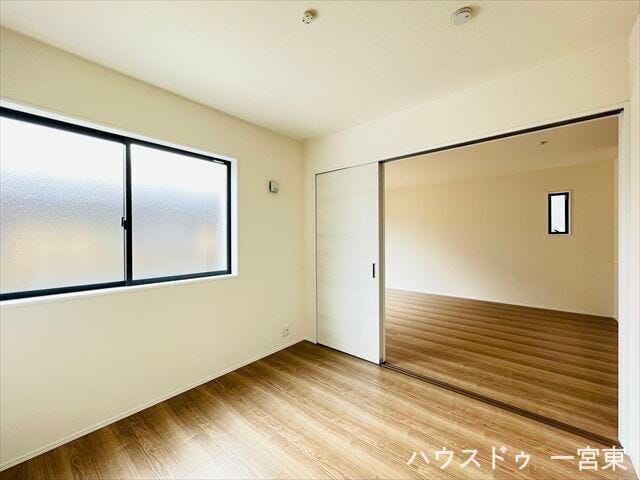 【1階4.5帖】扉を開けておけばリビングと繋がる空間になります。来客時やお子様の遊び場など、シーンに合わせて用途を変えられる便利な間取りです。