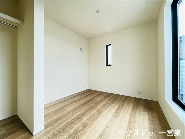 【5帖東】朝日がやさしく差し込むお部屋なので気持ちの良い朝を迎えられそうですね。