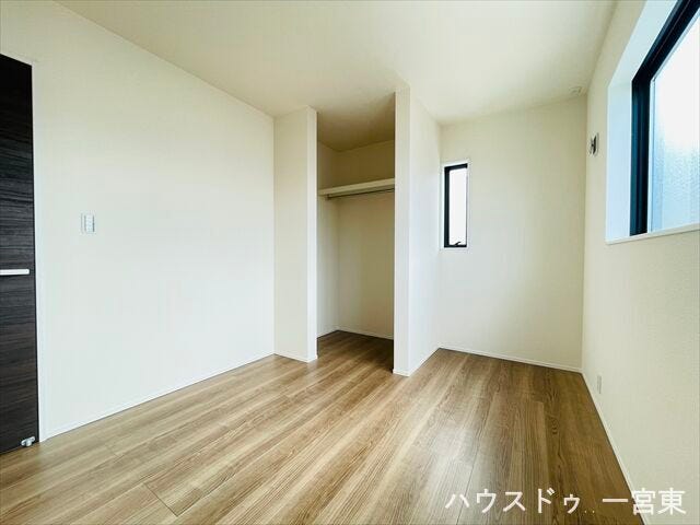 【5帖西】明るく、収納スペースも完備された洋室は、子供部屋としても、寝室としてもお使い頂けます。