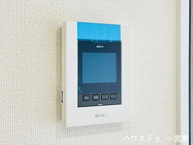 【モニター付きインターホン】訪問者の顔が見えて安心ですね。玄関先まで行かなくても、こちらで対応できます。