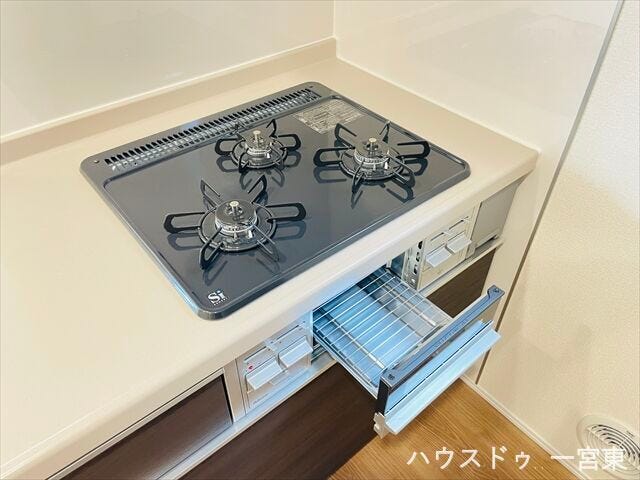 【コンロ】3口コンロ付で、同時調理も捗ります。グリルもあるので焼き物調理も進みますね。