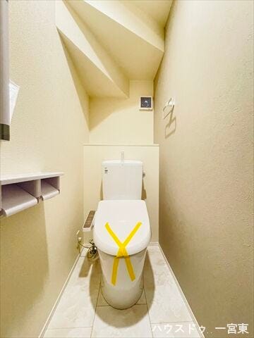 小物が飾れる棚がついているトイレは、階段下のスペースを有効活用しています。