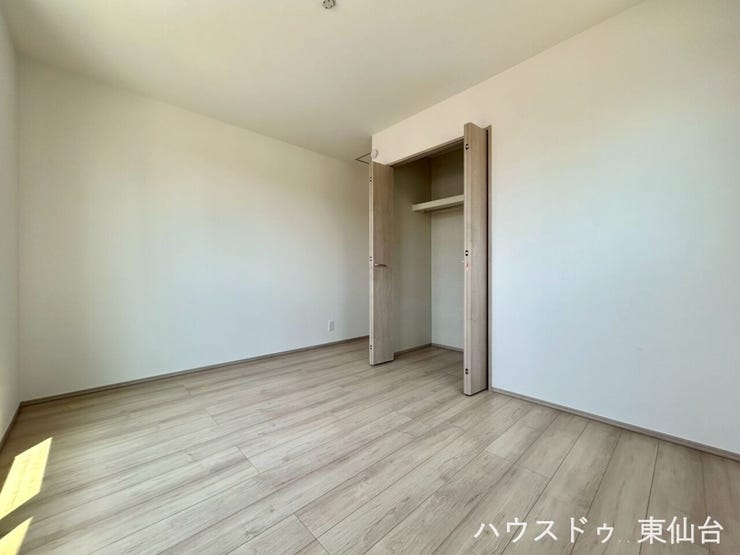 クローゼット完備で、部屋を広く使える収納力があります。
