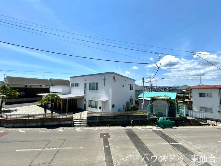 前面に開けた空と街並みが広がり、陽ざしをしっかり感じられる明るい眺望です。遠くまで視界が抜けて気持ちよく過ごせます。
