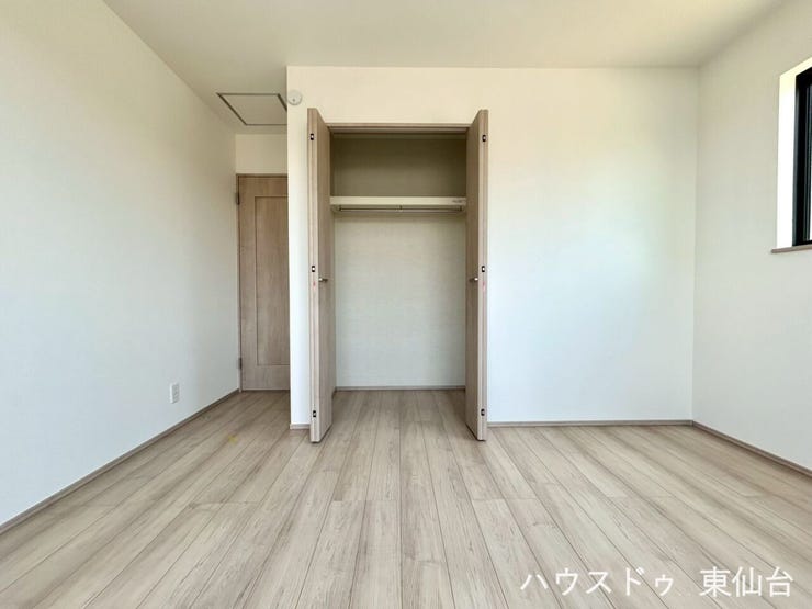 ベッド+デスクも置ける、使い勝手の良い6帖サイズ。