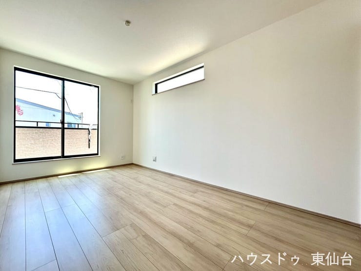 2面採光で朝の光が入りやすく、気持ちよく一日を始められる明るい空間です。