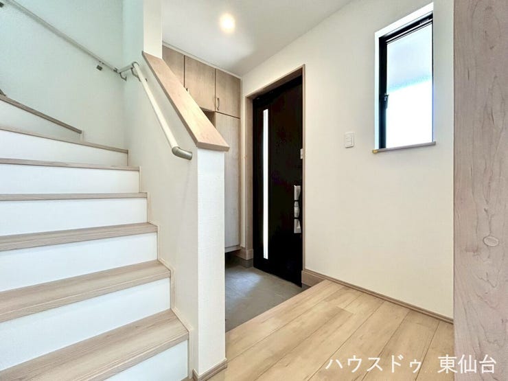 玄関ホールが広めで、来客時もゆとりを感じられる印象に。