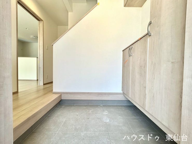 収納スペースが複数あり、靴や日用品をすっきり整理できます。