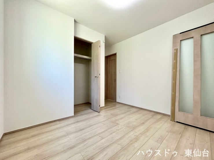 収納付きで日用品も片付き、生活動線の邪魔にならない便利な洋室です。