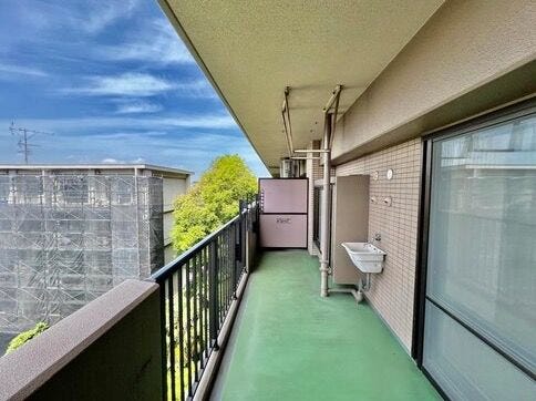 バルコニー
コンパクトでも使いやすさを追求したバルコニーは動線が良く、洗濯やちょっとしたガーデニングに最適で家事の負担を軽くします。