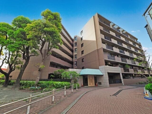 【外観】
窓からの眺望と光を取り込む設計が魅力のマンション。セキュリティや管理が行き届き、穏やかな日常と上質な時間を大切にする方におすすめの住まいです。