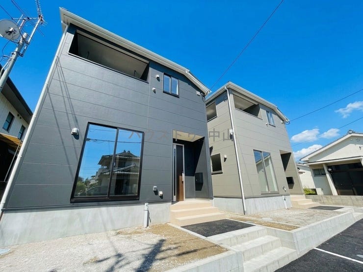 【外観】
\堂々とした佇まいの新築戸建/
洗練された外観デザインが街並みに映える一邸。住まうご家族の誇りとなる、美しさと安心感を兼ね備えた住まいです。
