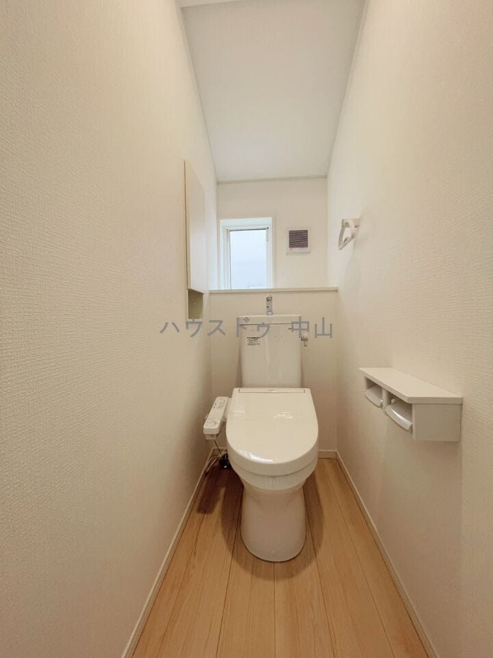 \2階にも快適なトイレ空間/
忙しい朝でも混み合いにくく、使いやすい設計。清潔感のある空間で、家族みんなの毎日を快適にサポートします。
