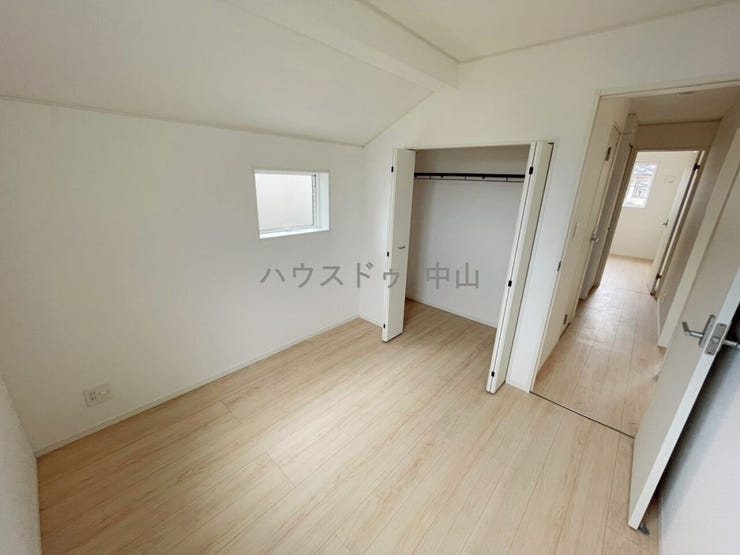 \多用途に使える2階洋室/
子ども部屋や書斎、趣味の空間としても活躍。採光にも配慮された明るい室内で、ライフスタイルに合わせて柔軟に使えます。