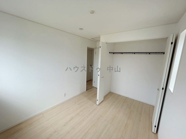 \家族の成長に寄り添う2階洋室/
子ども部屋やワークスペースなど用途自在。収納もしっかり確保され、すっきりと使える快適なプライベート空間です。