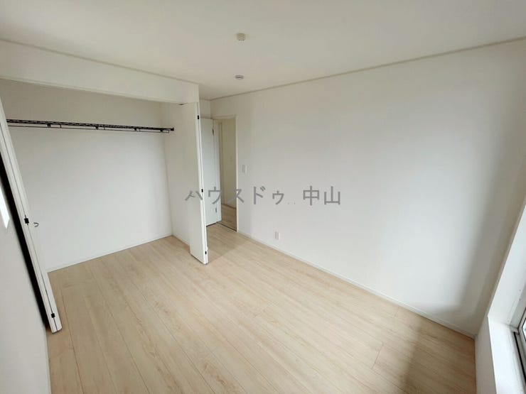\心安らぐ主寝室/
ゆとりある広さで、ベッドや家具の配置も自在。落ち着いた空間設計が、一日の疲れをやさしく癒し、上質な眠りへと導きます。