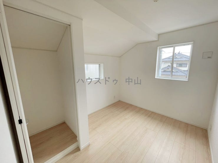\暮らしにフィットする2階洋室/
プライベート空間としてゆったり使える一室。ベッドやデスクも置きやすい間取りで、将来の使い方にも柔軟に対応できます。