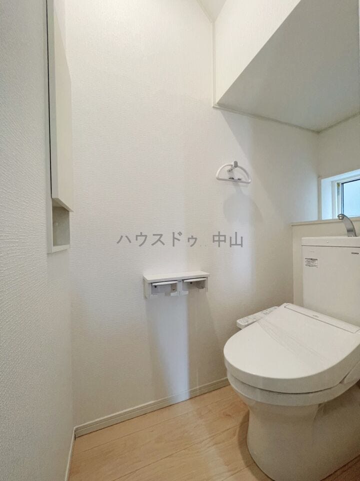 \清潔感あふれる洗浄便座付きトイレ/
1階に配置された使いやすい設計。快適な機能性と落ち着いた空間で、毎日の暮らしをさりげなく支えます。
