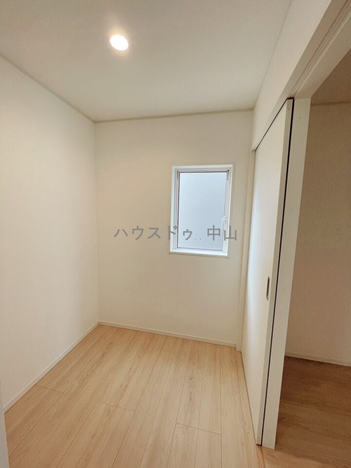 \天候に左右されないサンルーム/
陽光がたっぷり差し込む心地よい空間。洗濯物干しはもちろん、趣味やくつろぎスペースとしても活躍する便利な一室です。