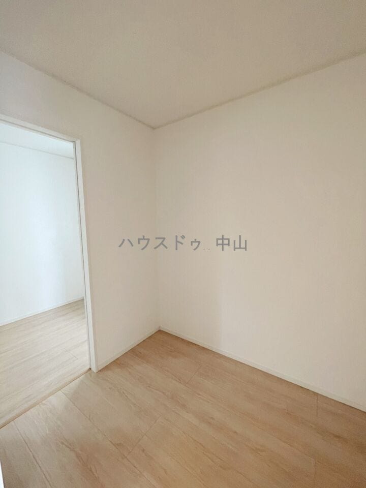 \たっぷり収納できるウォークインクローゼット/
衣類や季節物もすっきり収まる大容量設計。整理整頓がしやすく、毎日のコーディネートも快適に楽しめます。