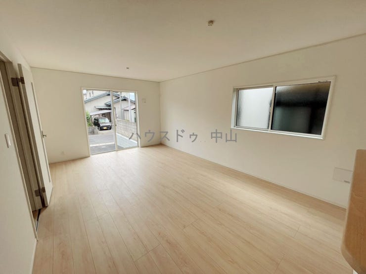 \光と風が心地よく巡るリビング/
家族が自然と顔を合わせる開放的な空間設計。ゆとりある広さで家具の配置もしやすく、毎日を快適に過ごせます。