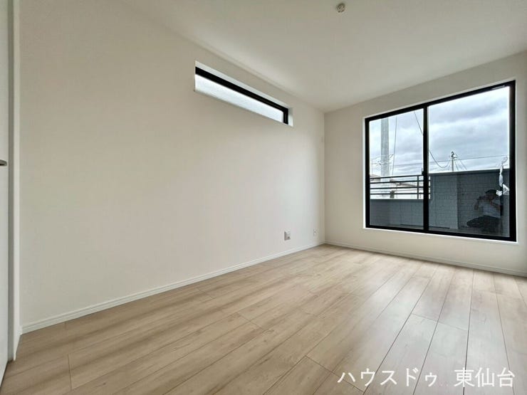 広めの主寝室はベッドを置いてもゆとりのあるサイズ感。