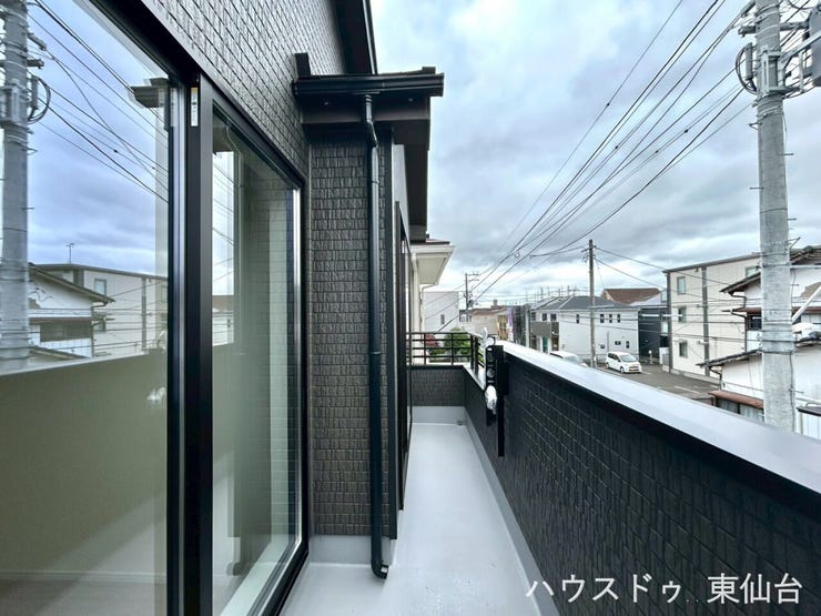 南向きで日当たり良好。
洗濯物がよく乾き、休日はちょっとした外気浴も楽しめます。