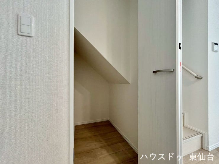階段脇のデッドスペースを有効活用。日用品のストックにも便利な収納付き