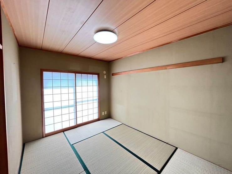 約6帖和室です。
リビングと隣接しておりますのでくつろいだり、団らんしたりできるような空間にもなります。
日の光がよく入るので明るいお部屋です。