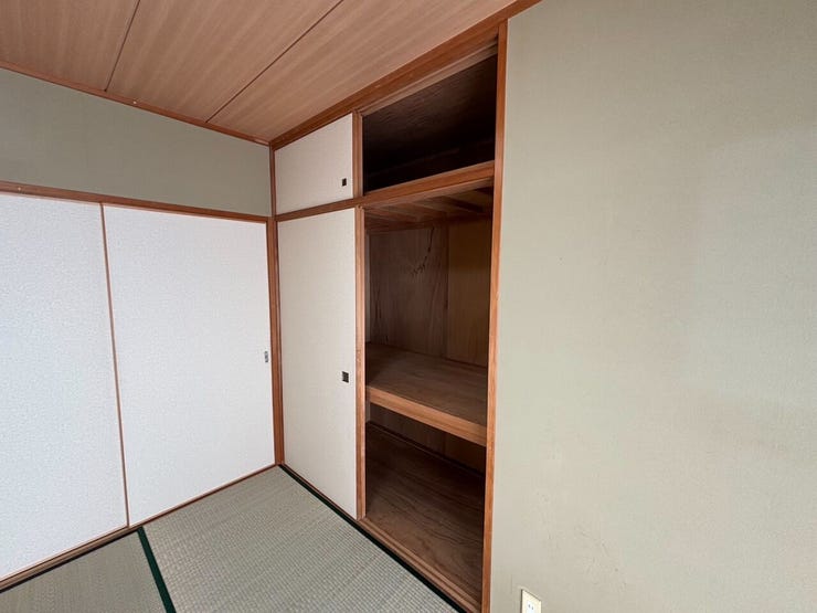 和室には押し入れがついております。