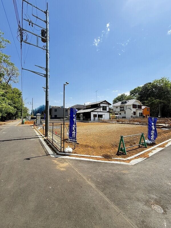 青空と豊かな緑に包まれた開放感あふれる角地の現地です。見通しの良い道路に面しており、お車の出し入れや毎日の歩行もスムーズ。爽やかな風が通り抜けるこの場所で、新しい暮らしの夢が広がります。