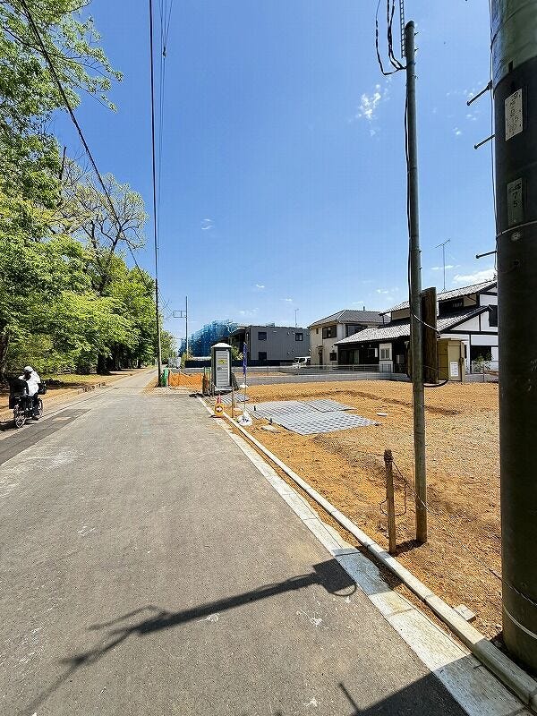 澄み渡る青空と緑に包まれた開放感あふれる現地です。見通しの良い平坦な道路に面しており、小さなお子様とのお散歩やお車の出し入れもスムーズ。爽やかな風が通り抜けるこの場所で、心地よい新生活が始まります。