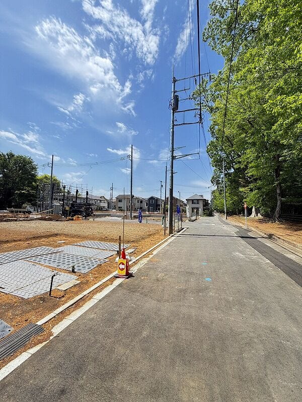 澄み渡る青空と緑に包まれた開放感あふれる現地です。見通しの良い平坦な道路に面しており、小さなお子様とのお散歩やお車の出し入れもスムーズ。爽やかな風が通り抜けるこの場所で、心地よい新生活が始まります。