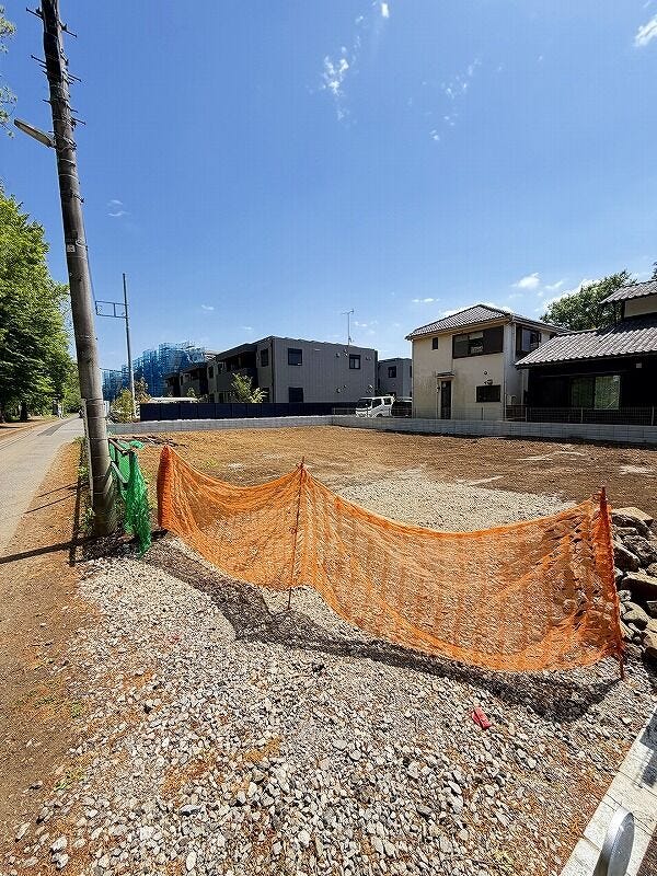 澄み渡る青空が広がる開放感たっぷりの広々とした現地です。周囲には緑豊かな木々が並び、自然を感じられる健やかな暮らしを叶えてくれそう。どんな住まいがここに生まれるのか想像するだけで楽しみです。