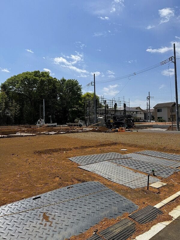 見通しの良い道路に面しており、お車の出し入れや毎日の歩行もスムーズ。フラットな地勢のため、ベビーカーでのお散歩や荷物が多い日の移動も軽やかです。爽やかな風が通り抜ける場所で、新しい生活が始まります。