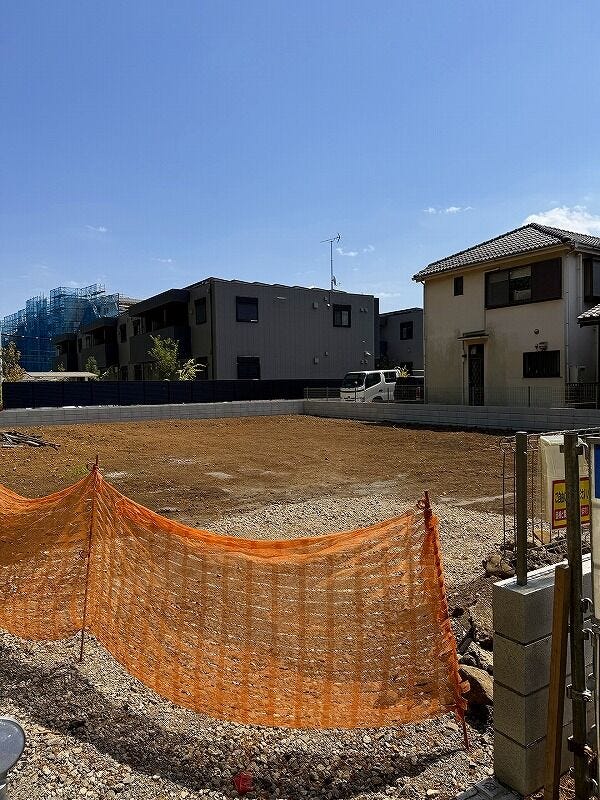 澄み渡る青空が広がる開放感たっぷりの広々とした現地です。周囲には緑豊かな木々が並び、自然を感じられる健やかな暮らしを叶えてくれそう。どんな住まいがここに生まれるのか想像するだけで楽しみです。