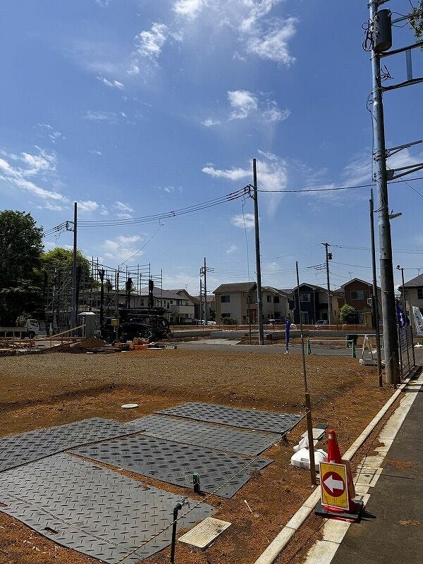 緑を望む開放的なロケーションで、季節の移ろいを身近に感じられます。道路との段差が少ないため、玄関までの動線もスムーズで毎日の外出が軽快に。心穏やかに過ごせそうな優しい空気が漂う住環境です