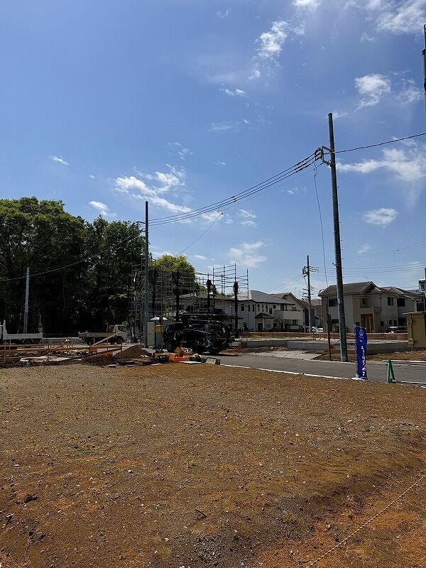 見通しの良いフラットな道路に面してお車の出し入れや毎日の歩行もスムーズです。段差が少ないため、ベビーカーでのお散歩や荷物が多い日の移動も軽やか。爽やかな風が通り抜ける場所で新しい生活が始まります