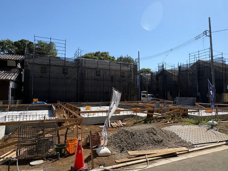 【外観】
着実に形が作られていく、建物の基礎部分です。完成後の広がりある暮らしを想像しながら、これからの変化を楽しみにお待ちください。