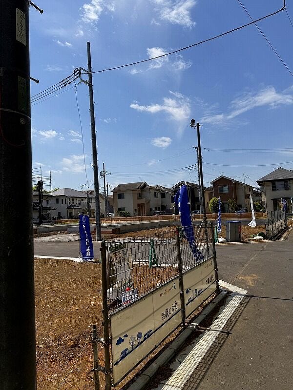 青空に映える広大な敷地は、自由な設計を叶えるキャンバス。前面道路が広く確保されているので、運転が苦手な方の駐車も落ち着いて行えます。澄んだ空の下、理想のマイホームを建てるワクワクが広がります。