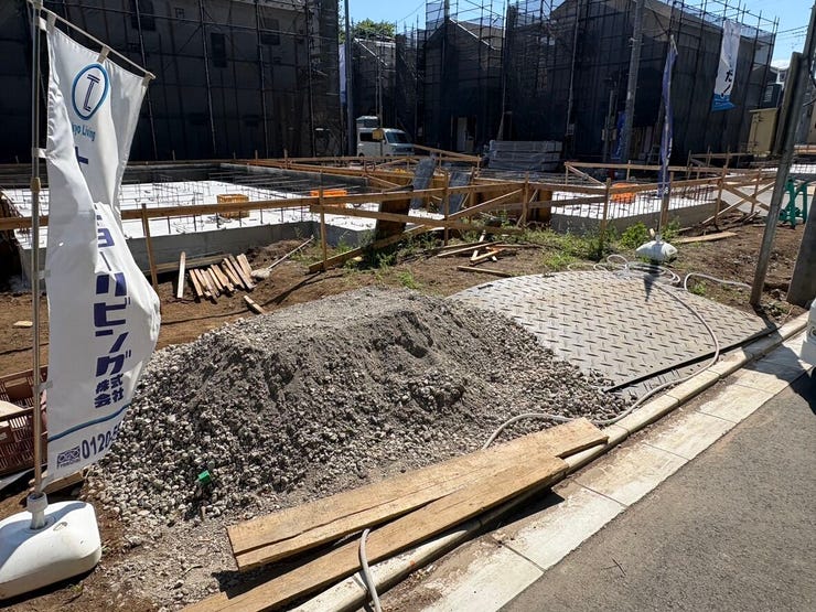前面道路から敷地内へ入りやすい駐車スペースです。完成後には、日々の買い物や送り迎えの際も、スムーズに愛車を停められるようになることでしょう。