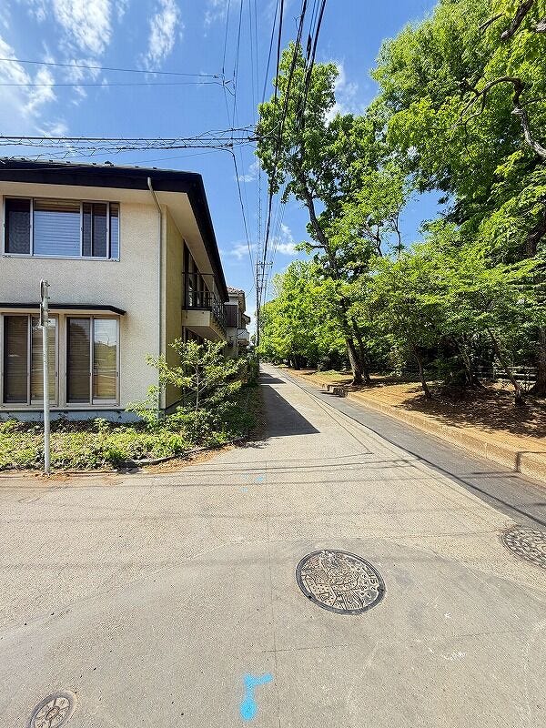 緑豊かな並木道に面した澄んだ空気を感じられる現地です。見通しの良い道路が続き、日々の暮らしに安らぎと癒やしをもたらしてくれます。爽やかな風の中で健やかな暮らしが始まります。